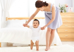 南寧月嫂公司：生了孩子請?jiān)律┻€是請婆婆來照顧，這四點(diǎn)是關(guān)鍵！